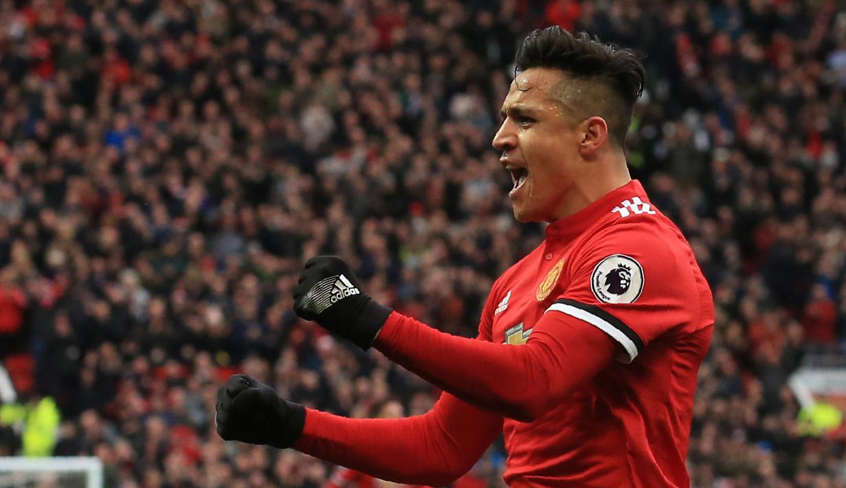 Kebahagian fans Setan Merah semakin lengkap setelah Alexis Sanchez menambah keunggulan menit ke-20’ saat melawan Swansea City pada lanjutan Premier League di Old Trafford, Manchester, (31/3/2018). MU menang dengan skor 2-0. (AFP/Lindsey Parnaby)