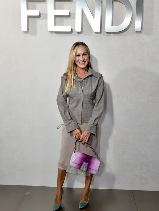 Sarah Jessica Parker juga ikut memberi penghormatan pada Fendi dengan mengambil debut mendesain tas tersebut. Tas disulam dalam payet dengan palet ungu, wasabi, baby pink dan baby blue. (Foto: Fendi)