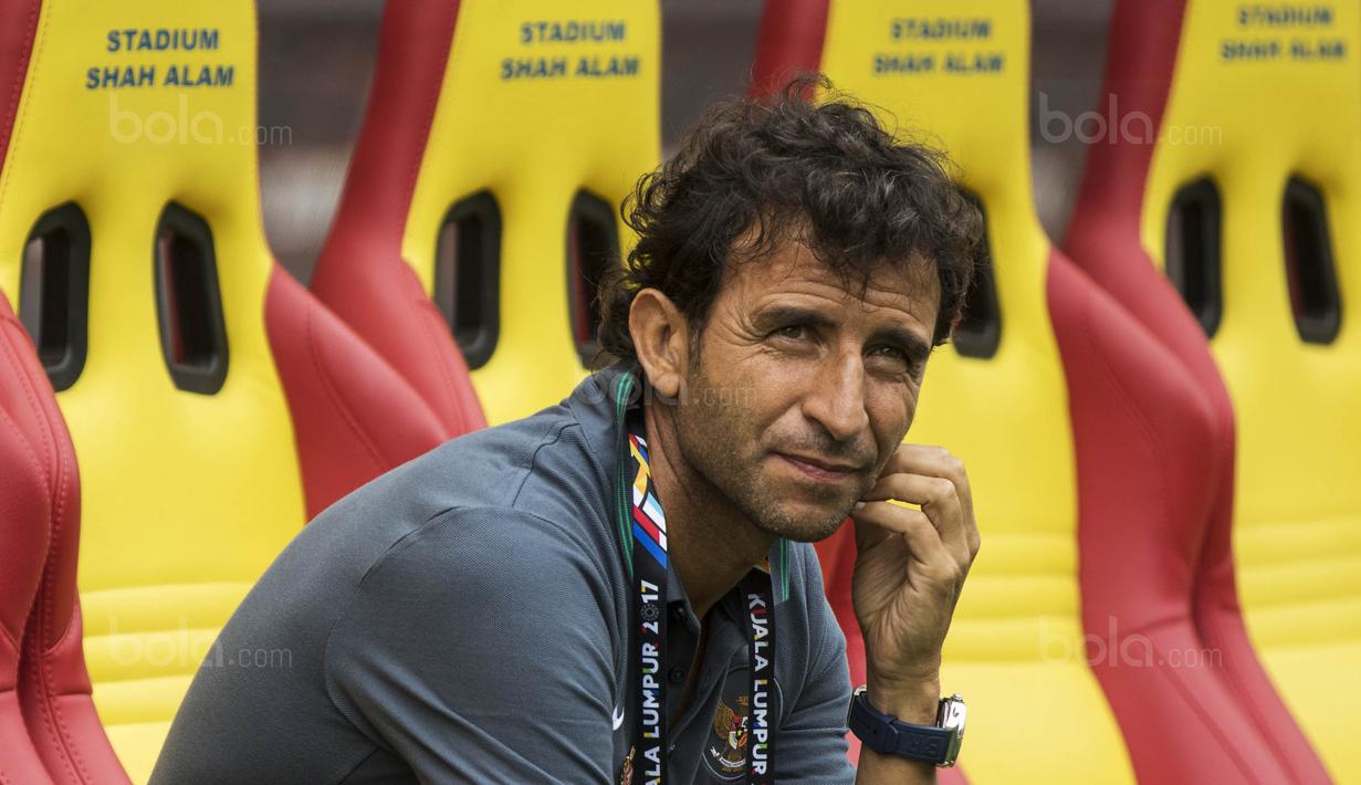 Pelatih Timnas Indonesia, Luis Milla, sebelum melawan Thailand pada laga Grup B SEA Games 2017 di Stadion Shah Alam, Selangor, Selasa (15/8/2017). Kedua negara bermain imbang 1-1. (Bola.com/Vitalis Yogi Trisna)