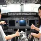 Captain Pilot Capt. Ida Fiqriah (kiri) dan First Officer/Co-Pilot Melinda (kanan) sebelum mengikuti penerbangan khusus Kartini Flight rute Jakarta - Yogyakarta di Bandara Soetta, Tangerang, Banten, Sabtu (21/4). (Liputan6.com/Immanuel Antonius)