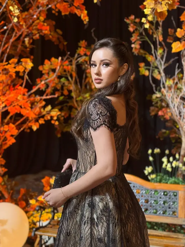 4 Gaya Menawan Vika Kolesnaya dalam Balutan Dress Brokat, Bikin Terpukau