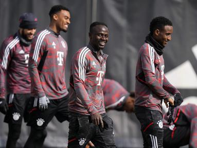 Penyerang Bayern Muenchen, Sadio Mane menghadiri sesi latihan di Munich, Jerman, Selasa (7/3/2023). Bayern akan bertanding melawan Paris Saint Germain (PSG) pada leg 2 babak 16 besar Liga Champions 2022/2023 di Allianz Arena. (AP Photo/Matthias Schrader)