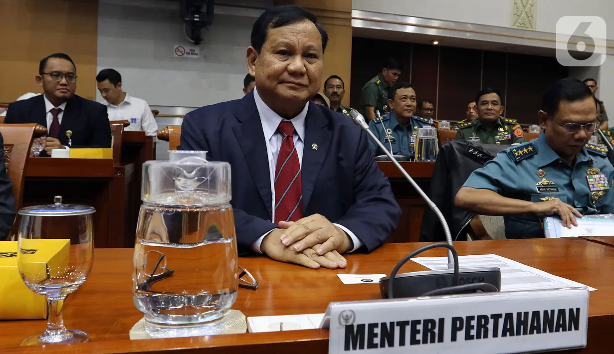Menteri Pertahanan Prabowo Subianto mengikuti rapat kerja dengan Komisi I DPR di Kompleks Parlemen, Senayan, Jakarta, Senin (11/11/2019). Rapat perdana Komisi I bersama Menhan Prabowo ini membahas rencana kerja dan anggaran Kementerian Pertahanan Tahun 2020. (Liputan6.com/Johan Tallo)