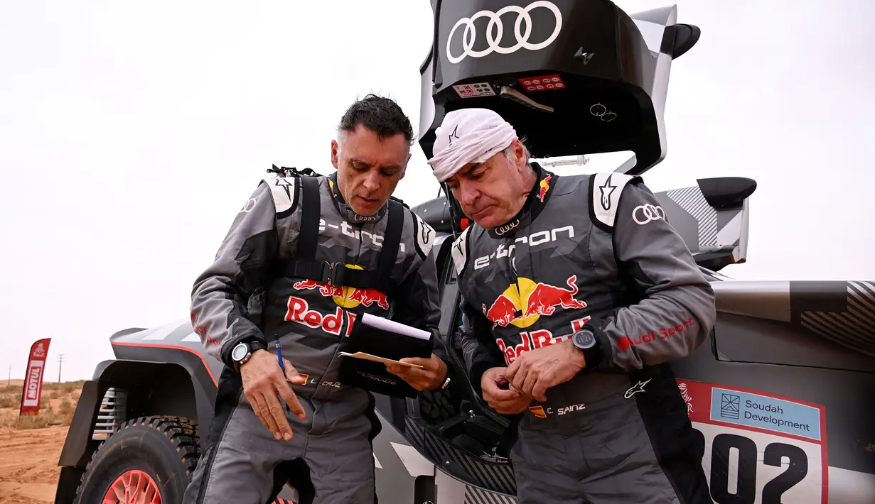 Penampilan Audi Q e-tron bisa dibilang di luar perkiraan. Meski tampil kurang baik pada hari minggu, Carlos Sainz dan co-driver Lucas Cruz mampu finis di urutan ketiga di etape kedua. (AFP/Franck Fife)