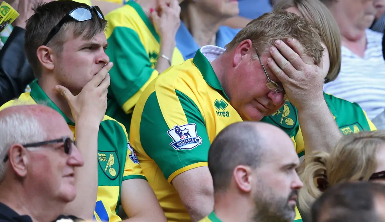 Kesedihan suporter Norwich City setelah kalah dari MU dalam lanjutan Premier League, di Stadion Carrow Road, Norwich, Sabtu (7/5/2016). Norwich hampir pasti terdegradasi. (Action Images via Reuters/Paul Childs)