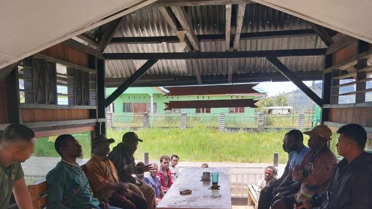 Teror ini mengakibatkan warga berbondong-bondong mengungsi di Pos TNI.<br>
