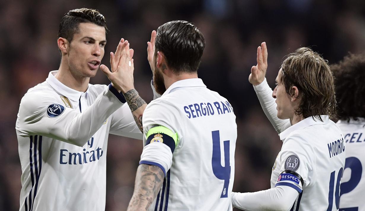 Cristiano Ronaldo dan para pemain Real Madrid merayakan gol saat melawan Napoli pada laga 16 besar Liga Champions di Santiago Bernabeu stadium, Madrid (15/2/2017). Madrid menang 3-1. (AFP/Javier Soriano)