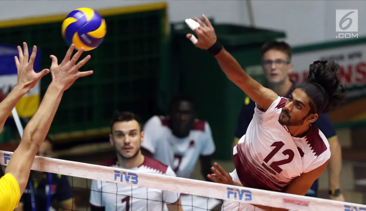 Pevoli putra Qatar, Mubarak Hammad melakukan smes saat melawan Kazakhstan di Kejuaraan Voli Asia 2017 ke-16 di GOR Tri Dharma, Gresik, Senin (24/7). Kazakhstan unggul 18-25, 20-25, 26-24, 25-19, dan 15-10. (Liputan6.com/Helmi Fithriansyah)