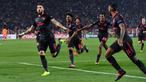 Penyerang Arsenal, Olivier Giroud (kiri) merayakan golnya bersama rekan setim saat melawan Belgrade (Crvena zvezda) pada laga grup H Liga europa di Stadion Rajko Mitic, (19/10/2017). (AFP/Andrej Isakovic)