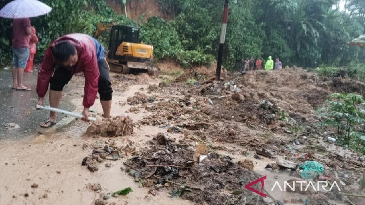 Warga dan Pemerintah Bersatu Buka Jalan Tertimbun Longsor Padang Pariaman