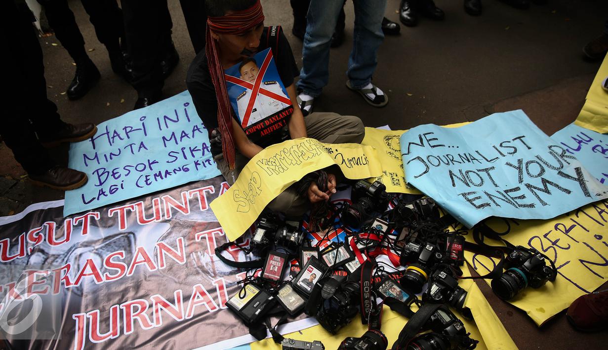 Jurnalis dari Ikatan Jurnalis Lintas Media, Pewarta Foto Indonesia Jakarta dan Lensa Pusat gelar aksi solidaritas terhadap korban pemukulan jurnalis oleh oknum TNI AU di Medan, di depan Kantor Menkopolhukam, Jakarta, (25/8).  (Liputan6.com/Faizal Fanani)