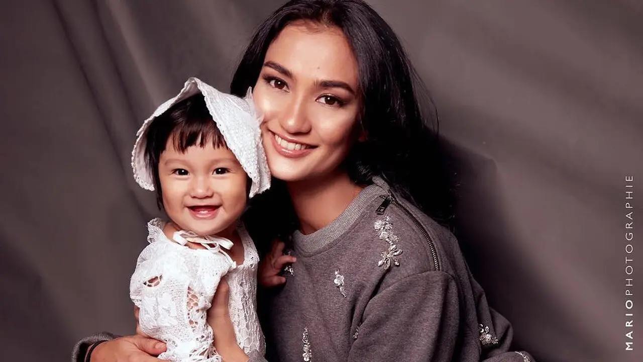 [Bintang] Atiqah Hasiholan
