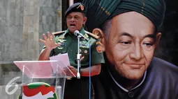 Panglima TNI Jenderal TNI Gatot Nurmantyo, menyampaikan pidato dalam acara kirab Resolusi Jihad NU di Tugu Proklamasi, Jakarta, Kamis, (22/10/2015). Hari Santri Nasional ditetapkan pada 22 Oktober. (Liputan6.com/Johan Tallo)