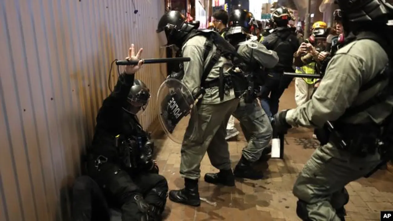 Bentrokan dan aksi kekerasan mewarnai hari Natal di Hong Kong.