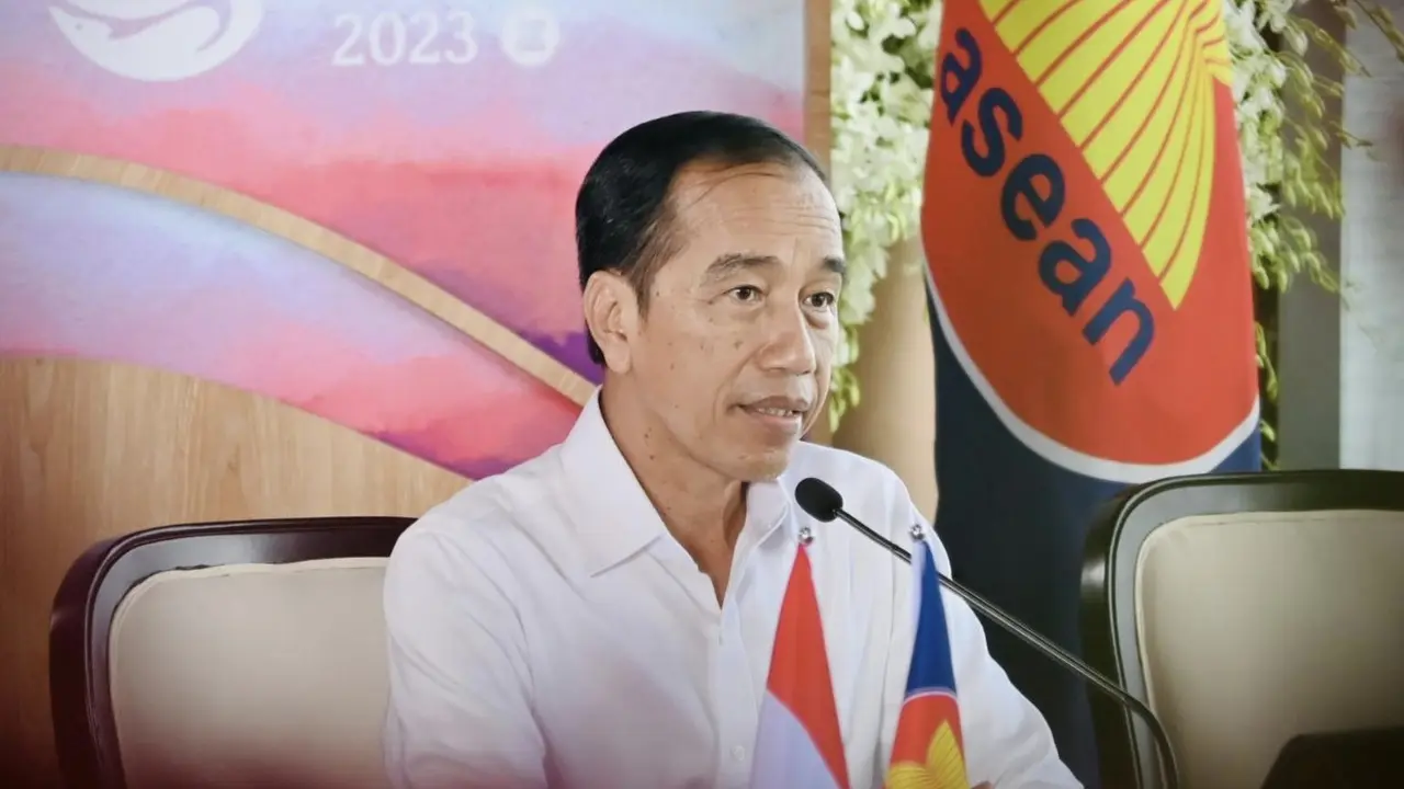 Presiden Jokowi dalam konferensi pers  dimulai di Hotel Meruorah, Kabupaten Manggarai Barat, Provinsi Nusa Tenggara Timur jelang KTT ke-42 ASEAN 2023, Senin (8/5/2023). (Foto: Kemlu RI)