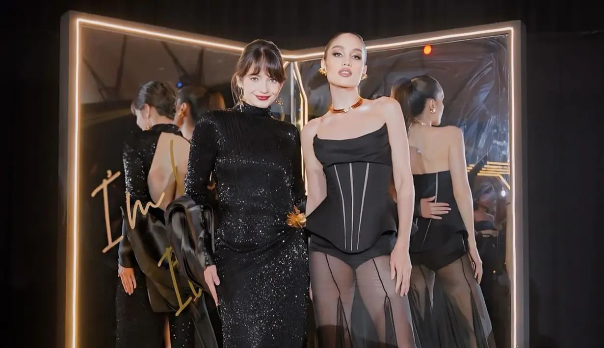 L'Oréal Paris Worth It Squad, Enzy Storia tampil stunning di malam itu mengenakan sequined dress warna hitam yang berkilau rancangan @icanteguhsantoso. Dress hadir dalam model backless ditambah aksen bunga 3D warna keemasan, dan dipadukan leather gloves  yang membuat Enzy terlihat semakin glamor. [@ivanteguhsantoso]