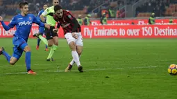 Pemain AC Milan, Giacomo Bonaventura berusaha mencetak skor kala menjamu Bologna dalam lanjutan pekan ke-16 Liga Italia di Stadion San Siro, Senin (11/12) dini hari. AC Milan buka puasa kemenangan setelah mengalahkan Bologna 2-1. (AP Photo/Luca Bruno)