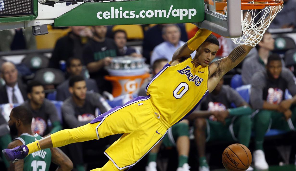 Aksi pemain Los Angeles Lakers, Kyle Kuzma usai melakukan dunk saat melawan Boston Celtics pada laga NBA basketball game di TD Garden, Boston, (8/11/2017). Celtics menang 107-96.  (AP/Winslow Townson)
