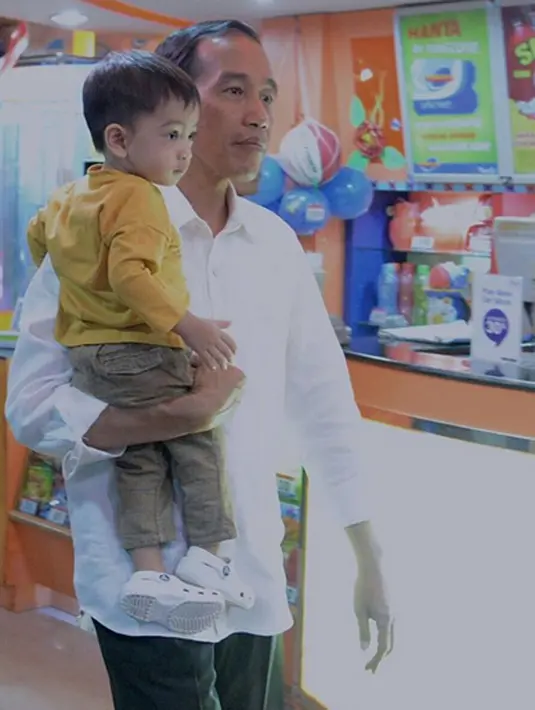 Blusukan sudah menjadi agenda Presiden Jokowi. Di sela-sela kegiatannya setelah meresmikan Bandara Internasional Silangit, Jumat (24/11) Jokowi mengunjungi tempat perbelanjaan Sun Plaza di Kota Medan, Sumatera Utara. (Instagram/jokowipedia)