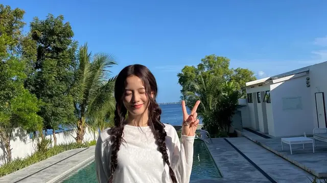 Gaya Summer Jisoo BLACKPINK saat Syuting Drama “Boyfriend On Demand”, Santai tapi Tetap Manis