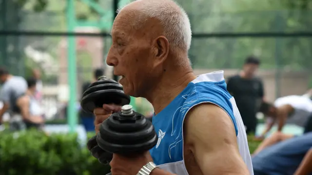 FOTO: Aksi Anggota Tertua Tim Bola Basket Lansia Jinan