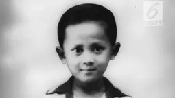 Foto masa kecil Presiden ke-3 RI BJ Habibie. BJ Habibie lahir 25 Juni 1936 di Kota Parepare, Sulawesi Selatan. Habibie yang punya panggilan kesayangan Rudy, merupakan anak keempat dari delapan bersaudara. (Liputan6.com/The Habibie Center)