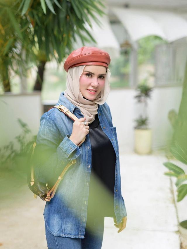 FOTO: Gaya Outfit Angel Lelga dengan Topi Baret, Tampil Stylish