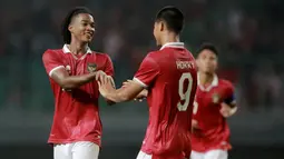 Pemain Timnas Indonesia U-19, Ronaldo Joybera R Junior Kwateh (kiri) dan Hokky Caraka Bintang Brilliant merayakan gol ke gawang Timnas Brunai Darussalam U-19 dalam pertandingan Grup A Piala AFF U-19 2022 yang digelar di Stadion Patriot Candrabhaga, Bekasi, Senin (4/7/2022). (Bola.com/M Iqbal Ichsan)