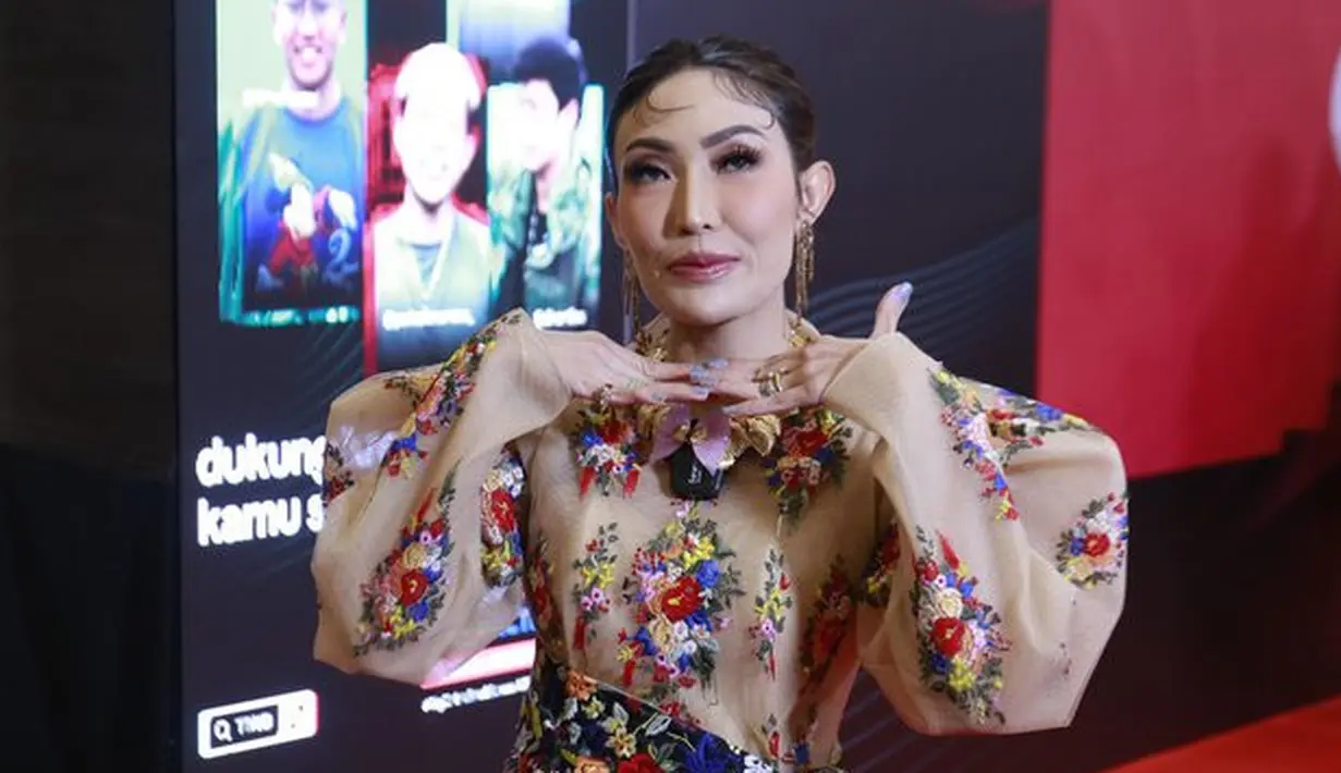 <p>Datang ke acara TikTok Awards Indonesia 2023, Ayu Dewi mencuri perhatian publik. Lantaran ia tampil memesona dengan mengenakan gaun motif bunga. [Foto: KapanLagi.com/Bayu Herdianto]</p>
