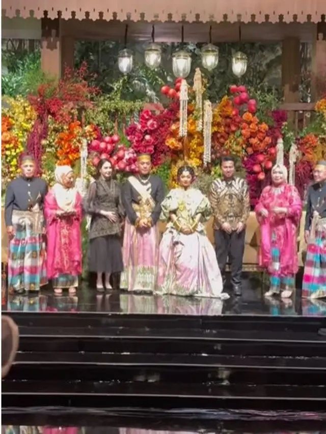 6 Potret Arumi Bachsin dan Emil Dardak Hadiri Resepsi Pernikahan Rasyid Rajasa