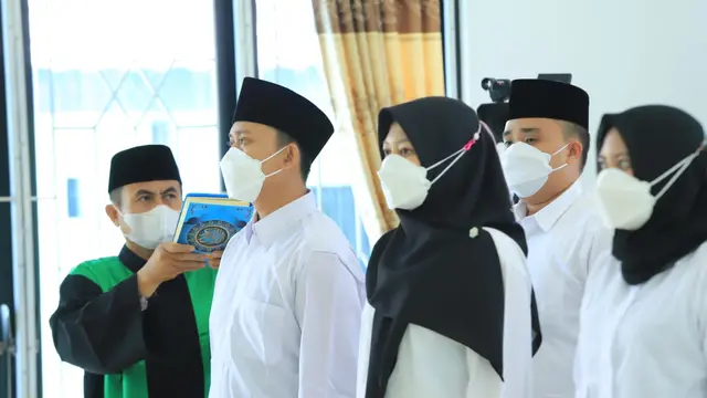 Melantik dan mengambil sumpah Pegawai Negeri Sipil (PNS) Kemnaker di BPVP Padang, Rabu (23/3/2022).