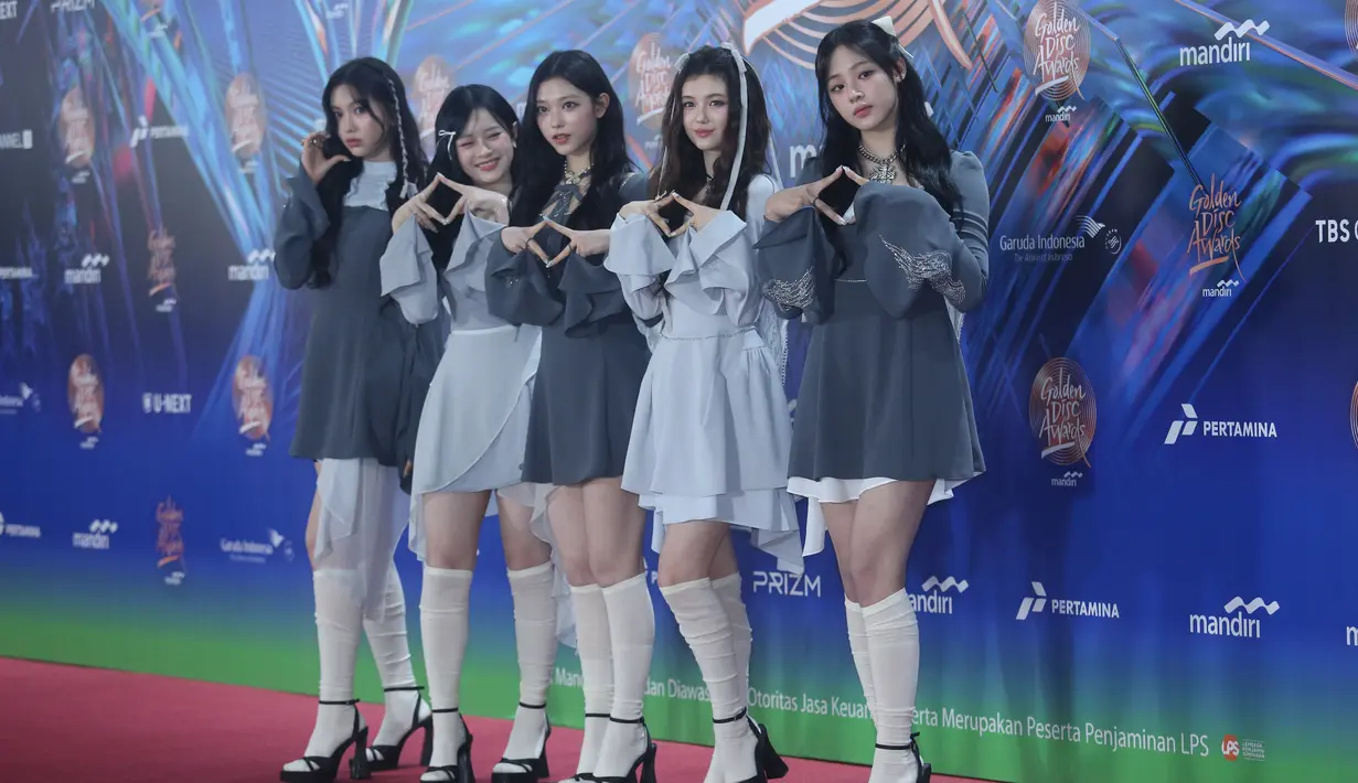 Kelima member ini kompak memadukan dress tersebut dengan kaos kaki panjang putih dan sepatu heels berstrap hitam. 
[Foto: Bayu Herdianto/Fimela]