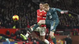 Pemain Middlesbrough, Duncan Watmore berusaha mengumpan bola dari kawalan bek Manchester United, Raphael Varane pada putaran keempat Piala FA 2021/2022 di stadion Old Trafford di Manchester, Inggris, Sabtu (5/2/2022). MU kalah lewat adu penalti 7-8 dari Middlesbrough. (AP Photo/Jon Super)