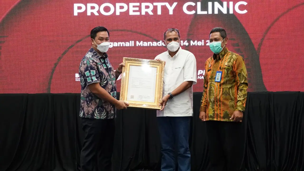Wamenkumham menyerahkan surat pencatatan KIK kepada Wagub Sulut.
