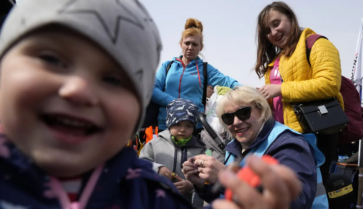 Pengungsi Olga bersama anak-anaknya berangkat menuju Pokrovsk, Wilayah Donetsk, Ukraina dari perbatasan di Medyka, Polandia, Rabu (30/3/2022). Menyusul pengumuman Rusia bahwa pasukan mungkin ditarik dari berbagai bagian Ukraina, beberapa pengungsi kembali ke negaranya. (AP Photo/Sergei Grits)