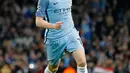 Gelandang City, Kevin De Bruyne melakukan selebrasi usai mencetak gol ke gawang Barcelona pada grup C Liga Champions di stadion Etihad, Manchester, (2/11). City menang atas Barcelona dengan skor 3-1. (Reuters/Darren Staples)