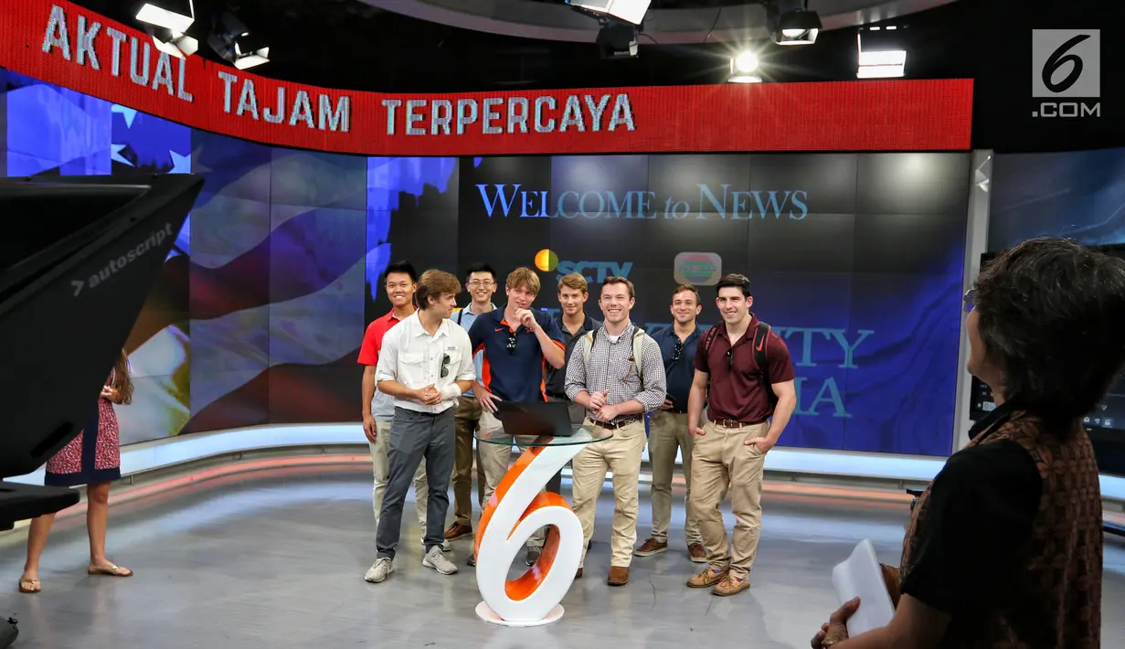Mahasiswa Virginia University saat mengunjungi studio SCTV Tower, Jakarta, Rabu (29/5/2019). Kunjungan mahasiswa Virginia University ke SCTV tersebut untuk melihat bagaimana cara produksi sebuah program televisi dibuat. (Liputan6.com/Johan Tallo)