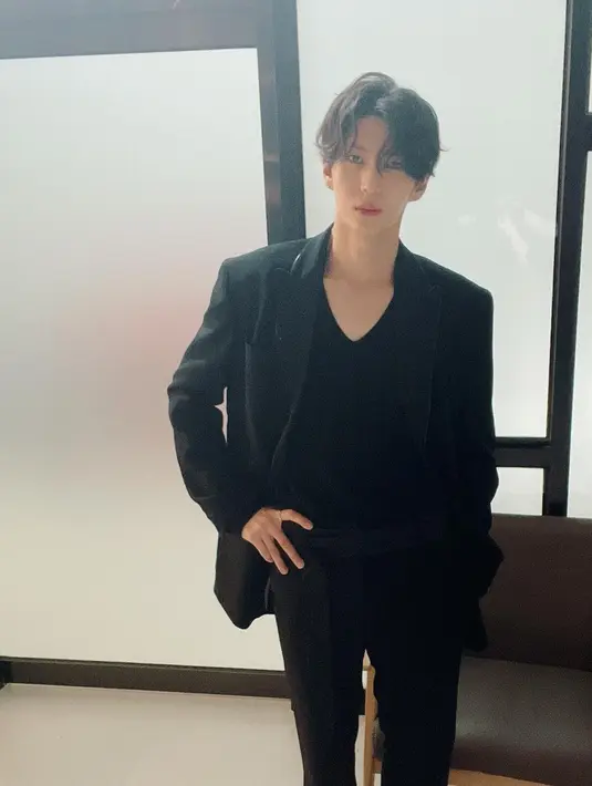 Leo VIXX yang menjulang dengan tinggi badan 183 cm disebut fans memiliki proporsi badan bak model profesional. (FOTO: instagram.com/leo_jungtw/)