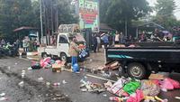 Warga Tangsel Demo DPRD, Bawa Keranda dan Tebar Sampah Depan Gerbang
