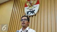 Kabiro Humas KPK, Febri Diansyah saat kofrensi pers di gedung KPK, Jakarta, Selasa (6/12). KPK menjerat Bupati Nganjuk Jawa Timur, Taufiqurahman sebagai tersangka kasus dugaan korupsi. (Liputan6.com/Helmi Affandi)