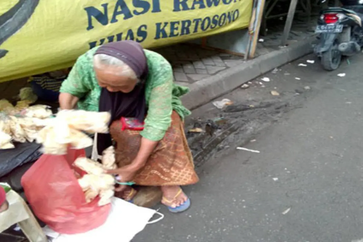 Memaknai Hidup, Belajar dari Kisah Simbah Penjual Kerupuk