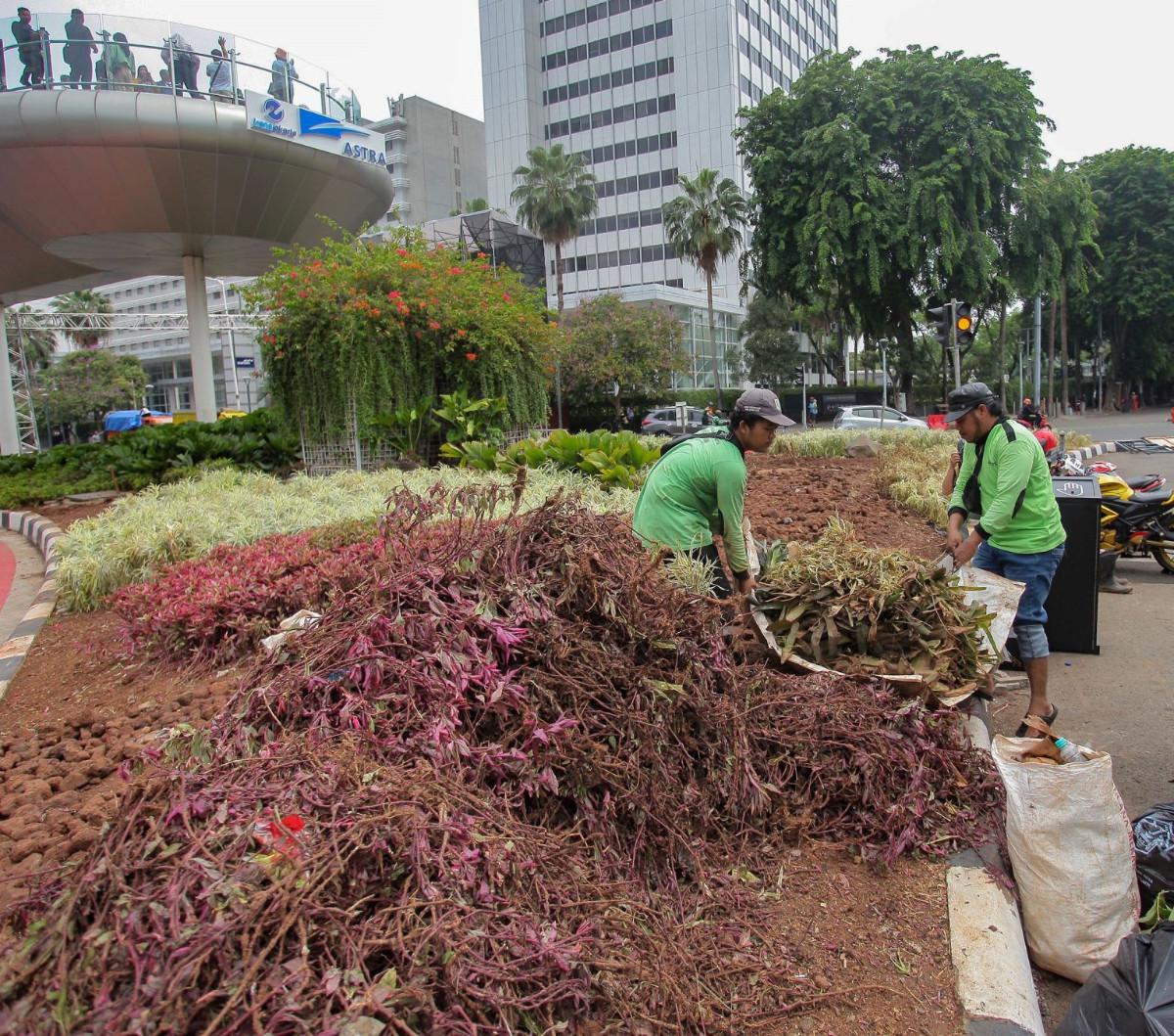 Malam Tahun Baru 2024 di Bundaran HI, Jakarta, telah meninggalkan dampak yang kurang menggembirakan. <br><br>Kondisi tanaman di sekitar area tersebut mengalami kerusakan serius akibat ulah pengunjung yang tidak bertanggung jawab.<br>