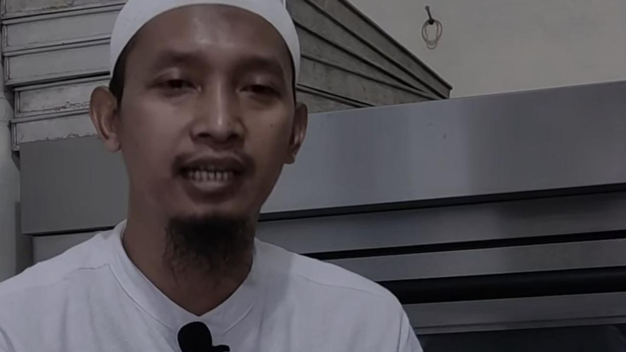 "Karena kayaknya jualannya pendek pagi atau sore saja, akhirnya saya coba bekerja di pabrik roti," ujar Ali.
