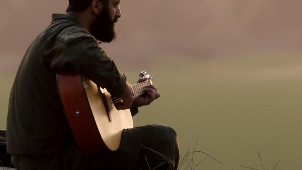 Selain itu, beberapa tentara terlihat duduk sambil bermain gitar dan menikmati pemandangan di sekitar mereka. <br>