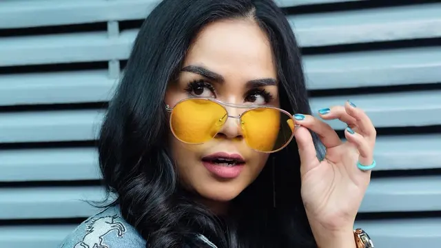 [Bintang] Makin Eksis di Geng Menteri Ceria, Ternyata Lipstik Ini Jadi Andalan Melanie Ricardo