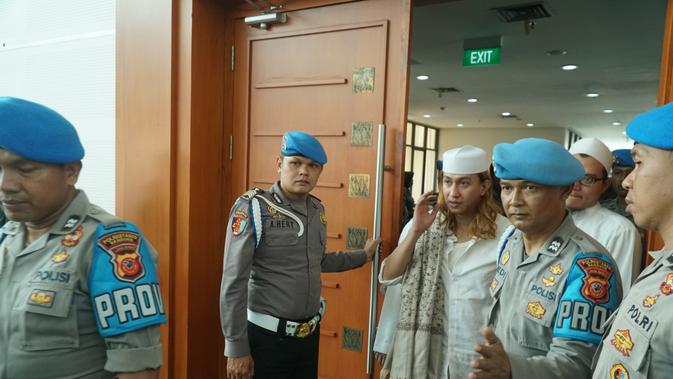 Terdakwa Bahar bin Smith memasuki persidangan di Gedung Perpustakaan dan Arsip Kota Bandung, Kamis (18/4/2019). (Huyogo Simbolon)