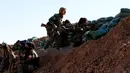 Sejumlah pejuang wanita Iran-Kurdi bersiap dengan posisi masing-masing saat pertempuran melawan kelompok radikal Negara Islam (ISIS) di Bashiqa, dekat Mosul, Irak, Kamis (3/11). (Reuters/Ahmed Jadallah)