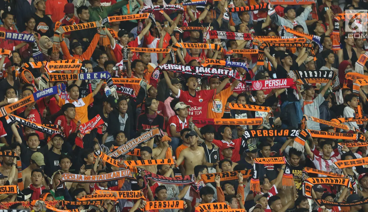 Suporter membentangkan syal saat menyaksikan laga persahabatan antara Persija melawan RCD Espanyol di Stadion Patriot Candrabhaga, Bekasi, Rabu (19/7). Persija kalah telak dari RCD Espanyol 0-7. (Liputan6.com/Helmi Fithriansyah) 