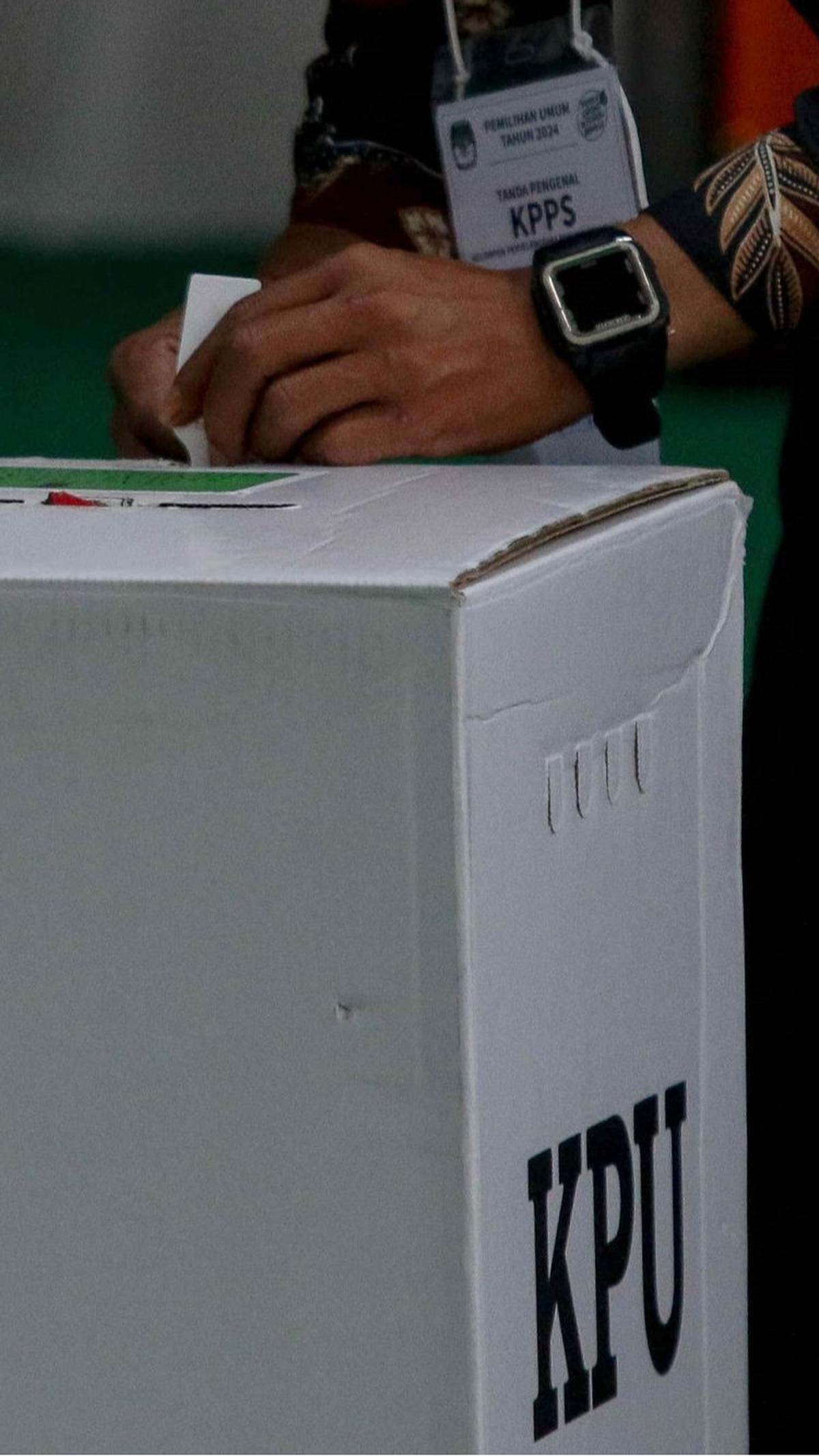 Sebelum mengerahkan K9, petugas memeriksa kondisi TPS dan kelengkapan logistik pemilu. Foto: Liputan6.com / Herman Zakharia