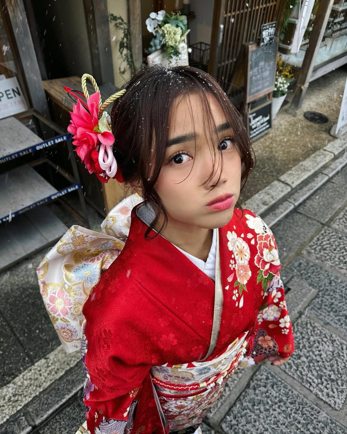 Potret Cantik Fuji Pakai Kimono Merah Saat Berlibur di Jepang, Tampil Menawan Bertabur Butiran Salju